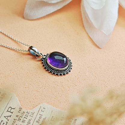 Colgante Jaipur de amatista y plata de ley 925, diseño elegante con piedra amatista y detalles en plata, joyería moderna y sofisticada