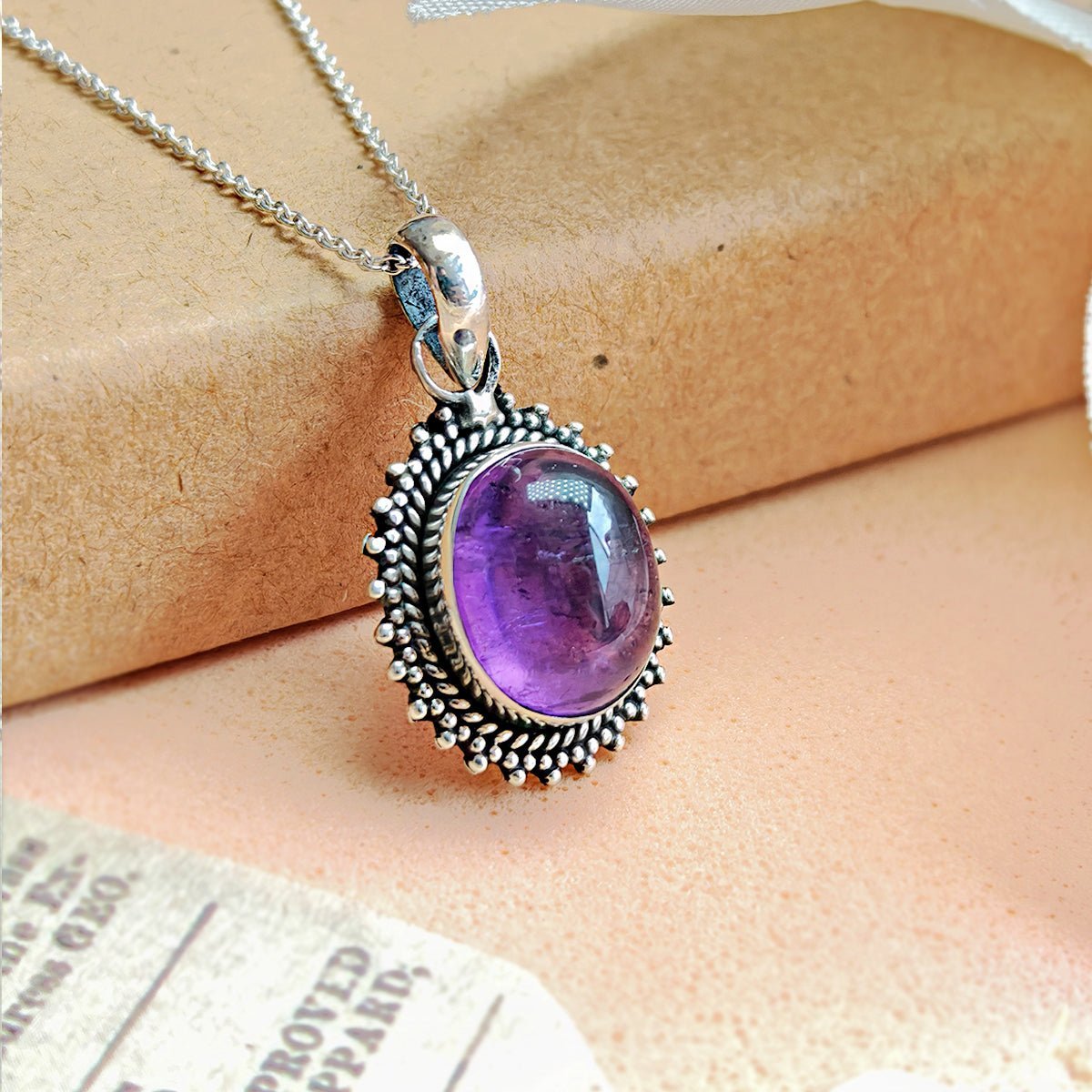 Colgante de plata de ley 925 con amatista en estilo Jaipur, diseñado por Mystical Tienda, con detalles elegantes y color vibrante