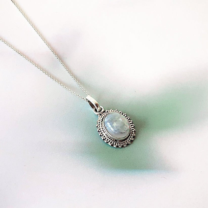 Colgante de plata con piedra de luna en diseño Jaipur, joya elegante de Mystical Tienda en plata de Ley 925.