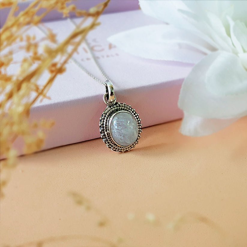 Colgante de plata de ley 925 con piedra de luna en diseño Jaipur, elegante y delicado, en acabado brillante.