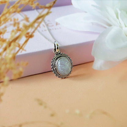 Colgante de plata de ley 925 con piedra de luna en diseño Jaipur, elegante y delicado, en acabado brillante.