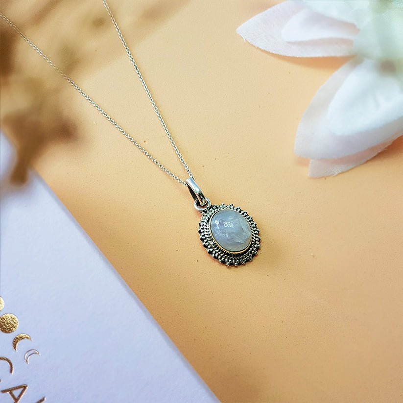 Colgante de plata de ley 925 con piedra de luna en diseño Jaipur, estilo elegante y detallado.