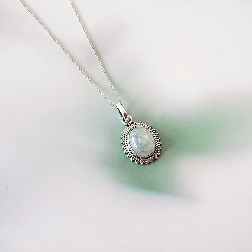 Colgante de plata de ley 925 con piedra de luna y diseño Jaipur, joya elegante y fina para mujer.