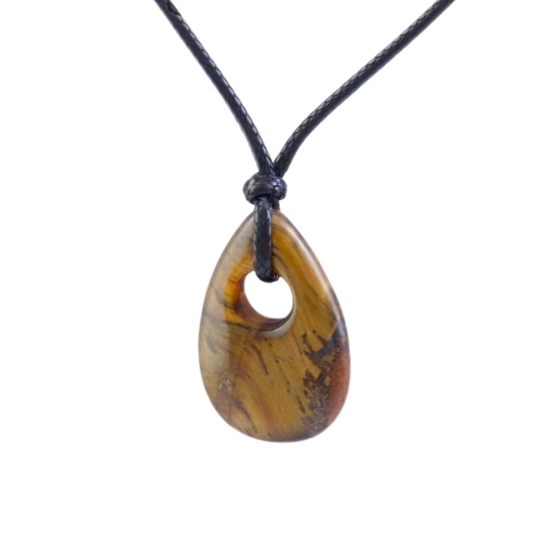 Colgante lágrima agujereada de Ojo de Tigre en mineral, con acabado natural y filigrana, ideal para accesorios bohemios.