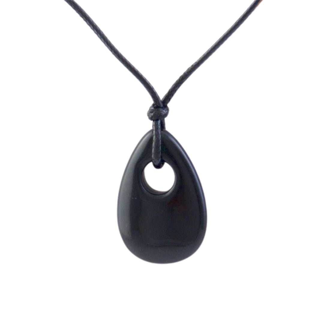 Colgante lágrima agujereada de ónix, mineral negro y brillante, en forma de lágrima, ideal para accesorios de moda.