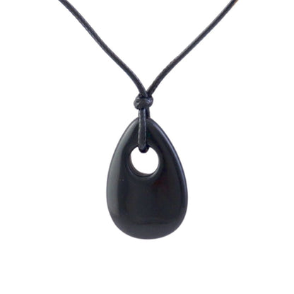 Colgante lágrima agujereada de ónix, mineral negro y brillante, en forma de lágrima, ideal para accesorios de moda.