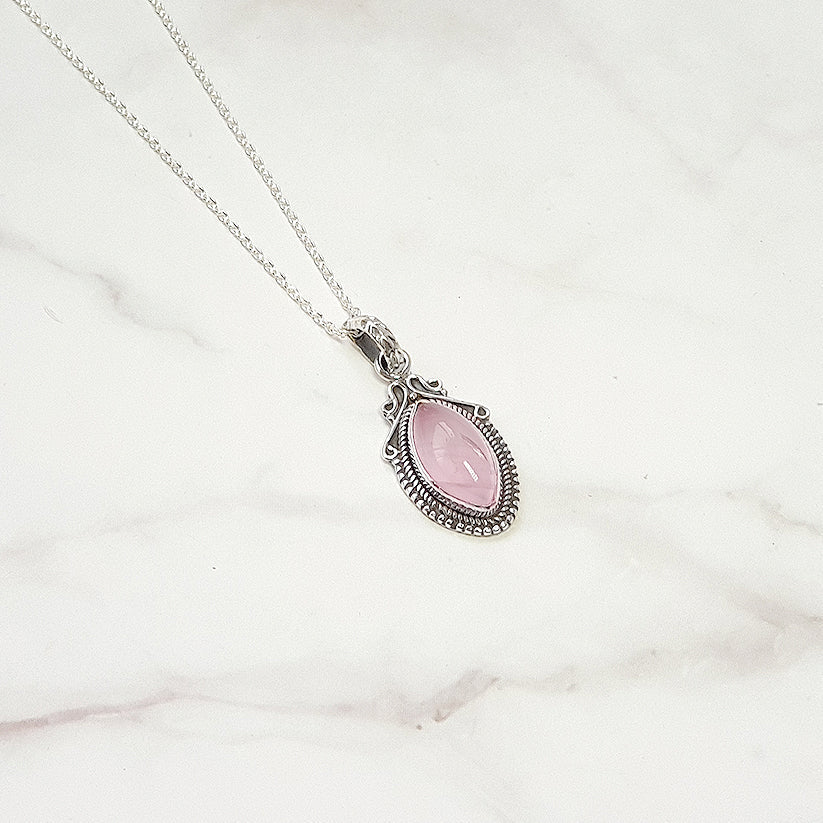 Colgante lágrima de cuarzo rosa y plata de ley 925 de Mystical Tienda, con diseño elegante y brillo suave.