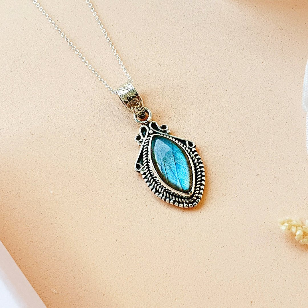 Colgante lágrima de labradorita y plata de ley 925, joya elegante con piedra brillante y acabado en plata pura.