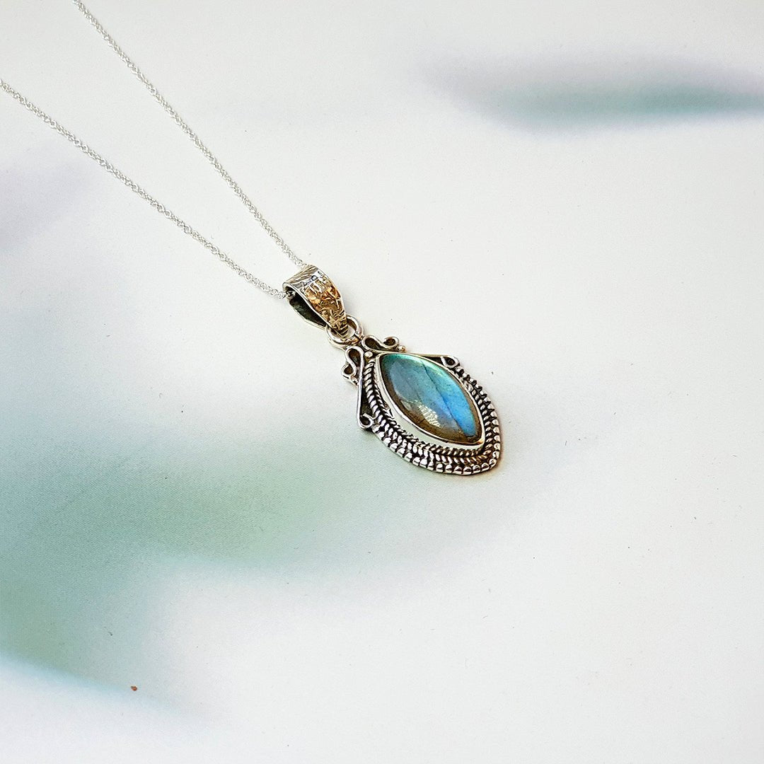 Colgante de lágrima de labradorita y plata de ley 925, joya elegante con piedra brillante y acabado plateado.