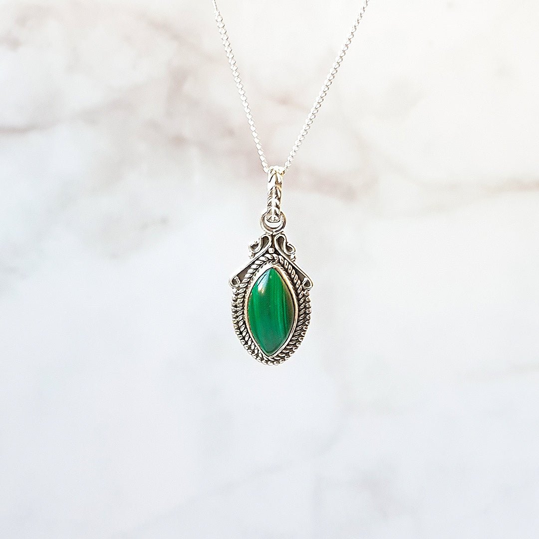Colgante de lágrima con malaquita y plata de ley 925, joya elegante con diseño en forma de lágrima.