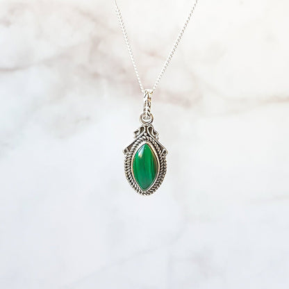 Colgante de lágrima con malaquita y plata de ley 925, joya elegante con diseño en forma de lágrima.
