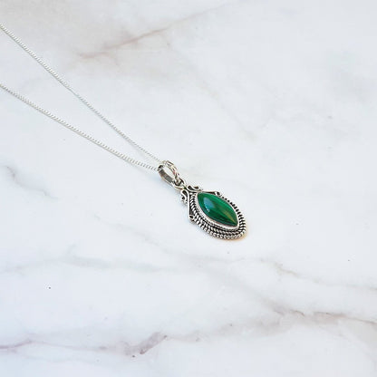 Colgante en forma de lágrima con malaquita y plata de ley 925, muestra detalles de la piedra y el diseño elegante.