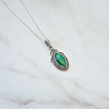 Colgante lágrima de malaquita y plata de ley 925 de estilo elegante y artesanal, con detalles finos en la plata.