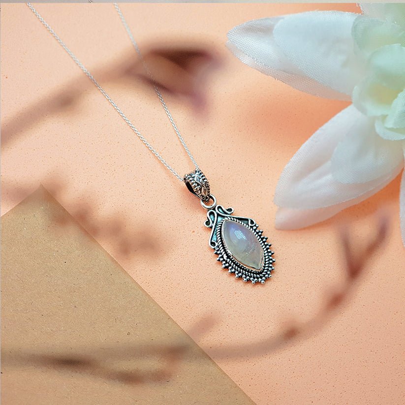 Colgante de lágrima en plata de ley 925 con piedra de luna, diseño elegante y delicado, perfecto para usar en ocasiones especiales.