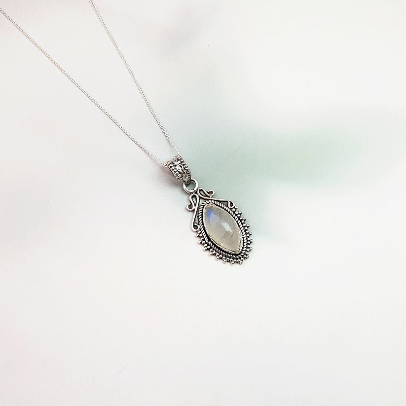 Colgante de lágrima en plata de ley 925 con piedra de luna, diseñado por Mystical Tienda, muestra la pieza en detalle.