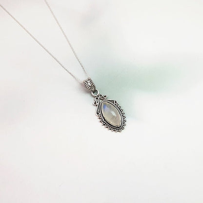 Colgante de lágrima en plata de ley 925 con piedra de luna, diseñado por Mystical Tienda, muestra la pieza en detalle.