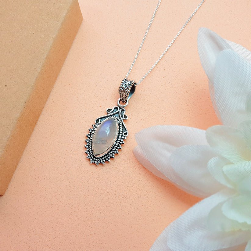 Colgante de lágrima con piedra de luna y plata de ley 925, joya elegante y brillante en plata de alta calidad.