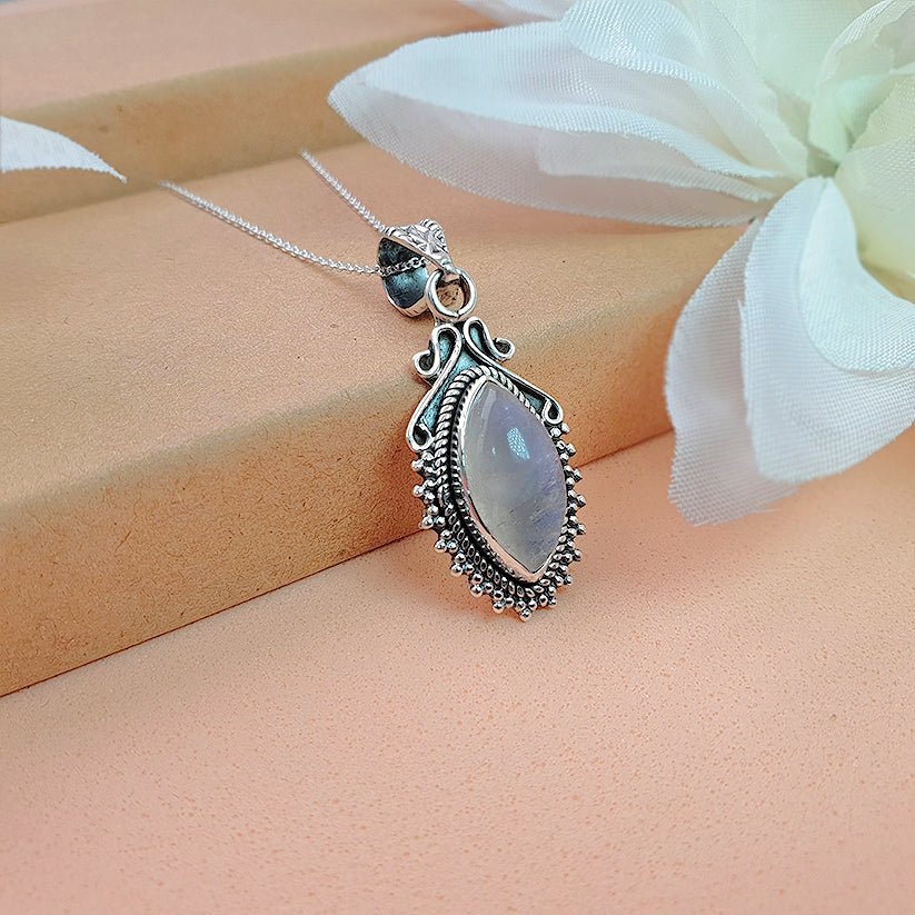 Colgante de lágrima en plata de ley 925 con piedra de luna, joya elegante y delicada de Mystical Tienda.