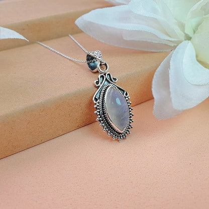 Colgante de lágrima en plata de ley 925 con piedra de luna, joya elegante y delicada de Mystical Tienda.