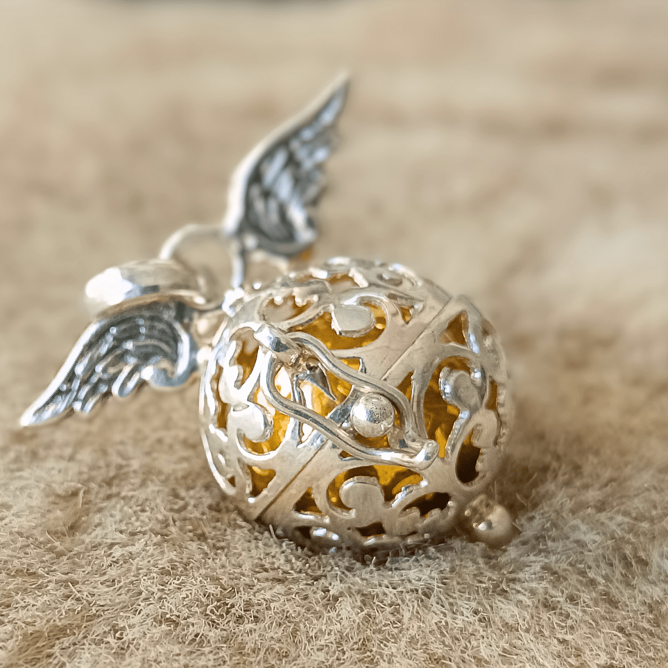 Colgante llamador de ángel en forma de campana divina de plata de ley 925, con detalles finos y acabado brillante.