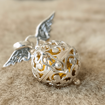 Colgante llamador de ángel en forma de campana divina de plata de ley 925, con detalles finos y acabado brillante.