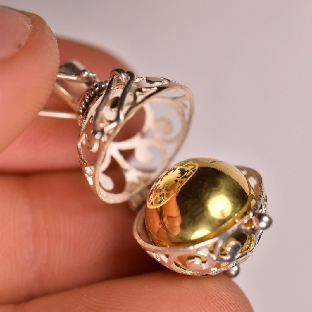 Colgante de plata de ley 925 con llamador de ángel y luz en el camino, diseño delicado y elegante para joyería espiritual.