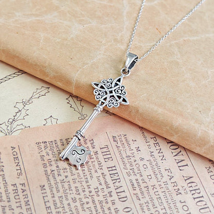 Colgante de llave con nudo de bruja en plata de ley 925, estilo místico y elegante, para accesorios de joyería.