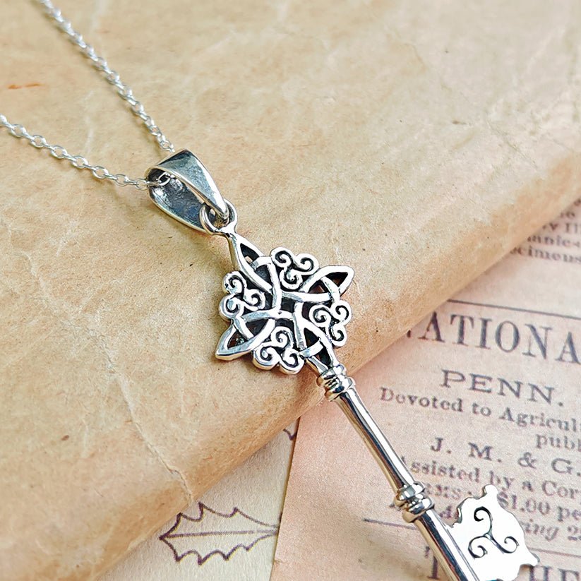 Colgante de llave Nudo de Bruja en plata de ley 925, diseño místico y detallado, ideal para accesorios de joyería.