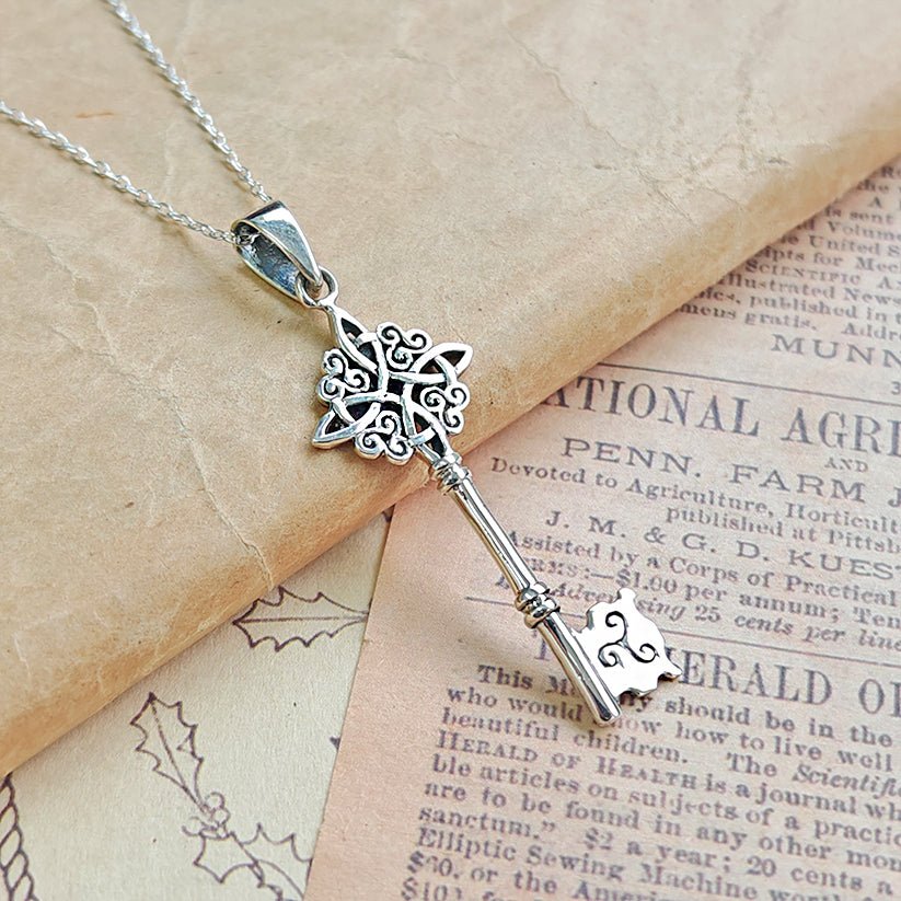 Colgante de llave nudo de bruja en plata de ley 925, con diseño místico y detallado, ideal para accesorios de joyería.