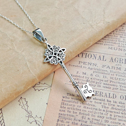 Colgante de llave nudo de bruja en plata de ley 925, con diseño místico y detallado, ideal para accesorios de joyería.