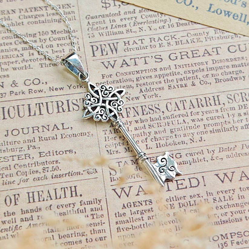 Colgante de llave con nudo de bruja en plata de ley 925, diseño místico y elegante, para accesorios de joyería.