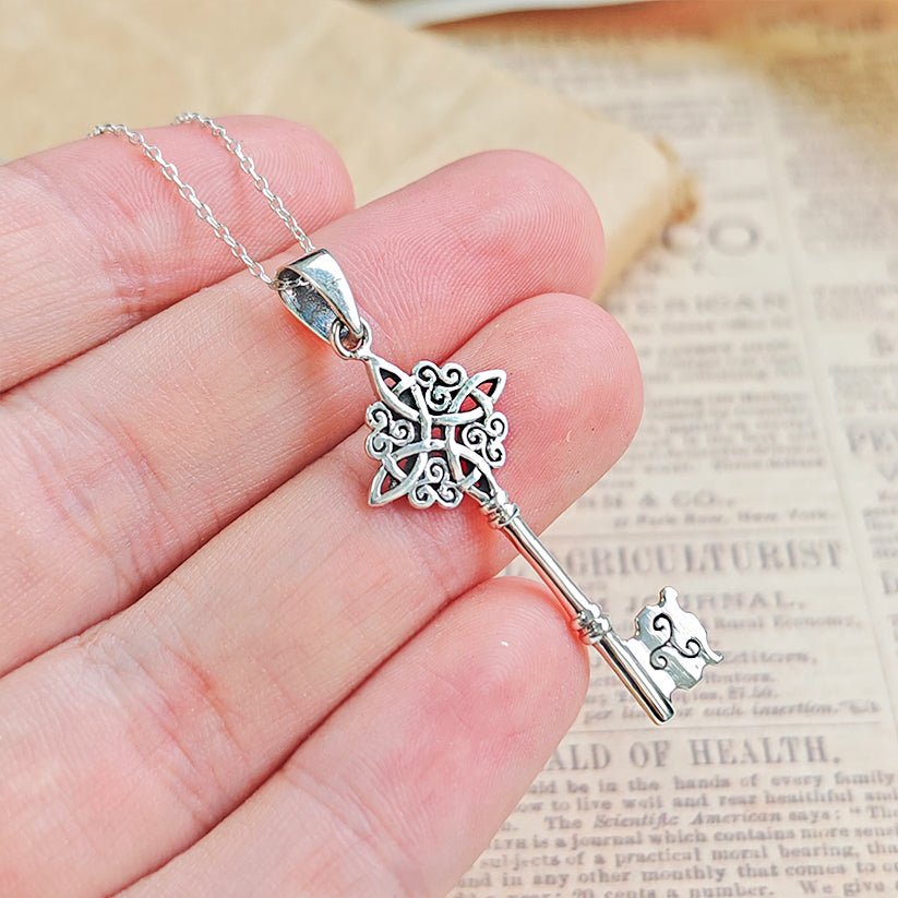 Colgante de llave con nudo de bruja en plata de ley 925, diseño mágico y detallado, ideal para accesorios místicos y elegantes.