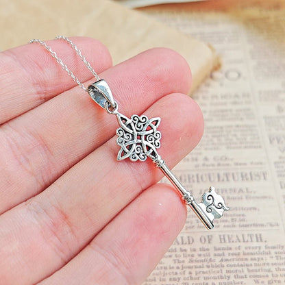 Colgante de llave con nudo de bruja en plata de ley 925, diseño mágico y detallado, ideal para accesorios místicos y elegantes.