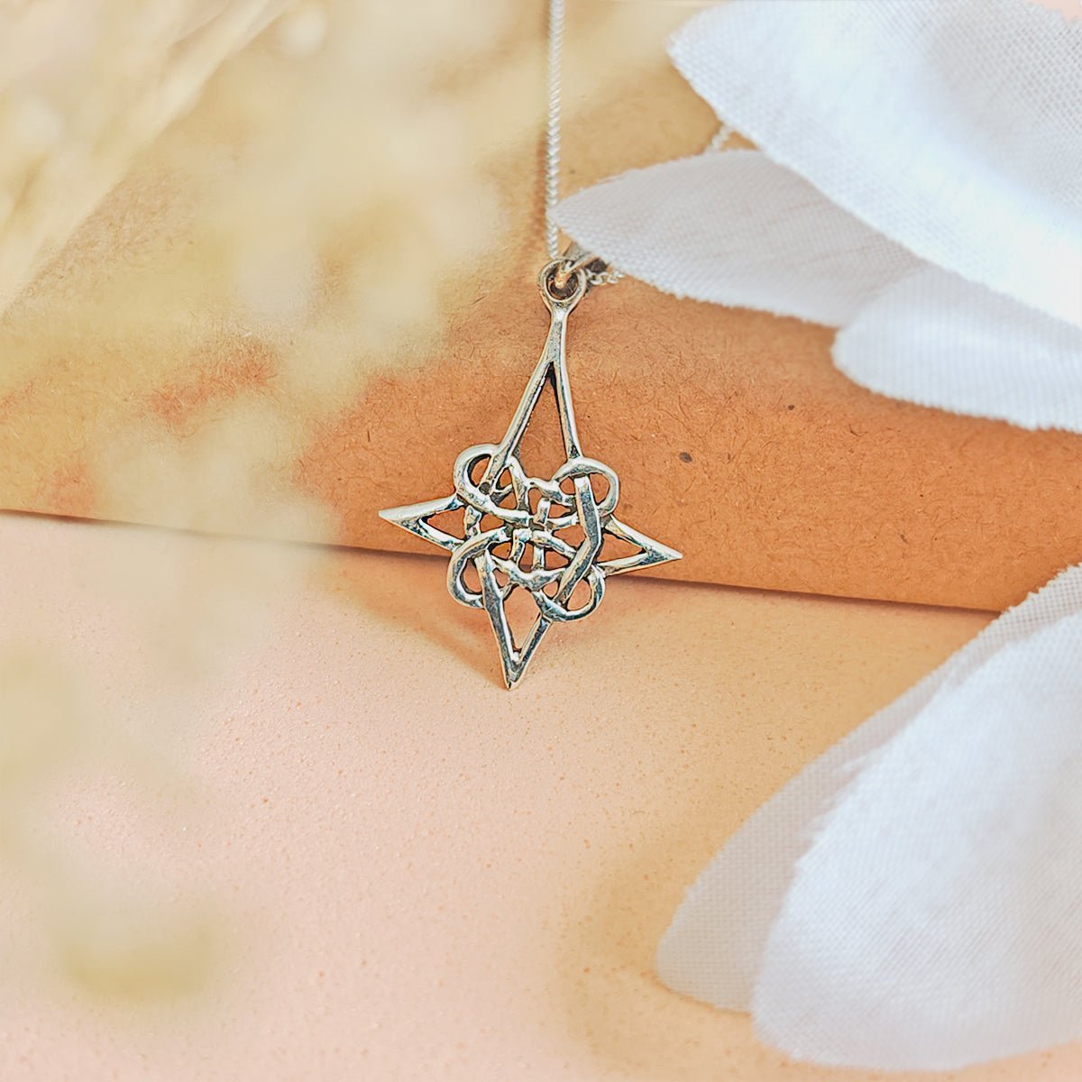 Colgante Nudo Celta Cuaternario en Plata de Ley 925