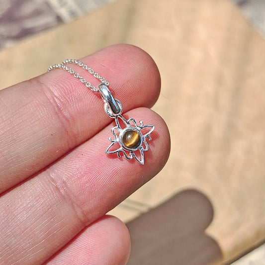 Colgante Nudo de Bruja 'Mini' Ojo de Tigre en Plata de Ley 925