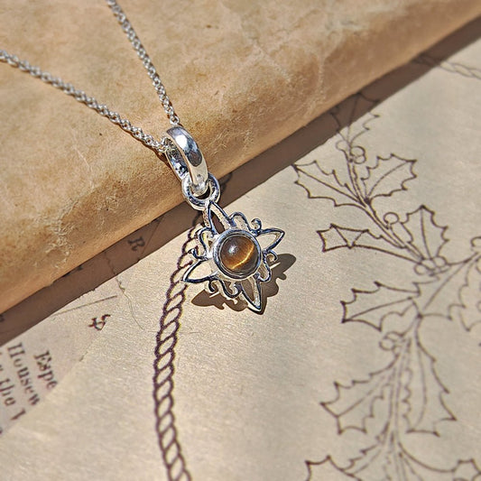 Colgante Nudo de Bruja 'Mini' Ojo de Tigre en Plata de Ley 925