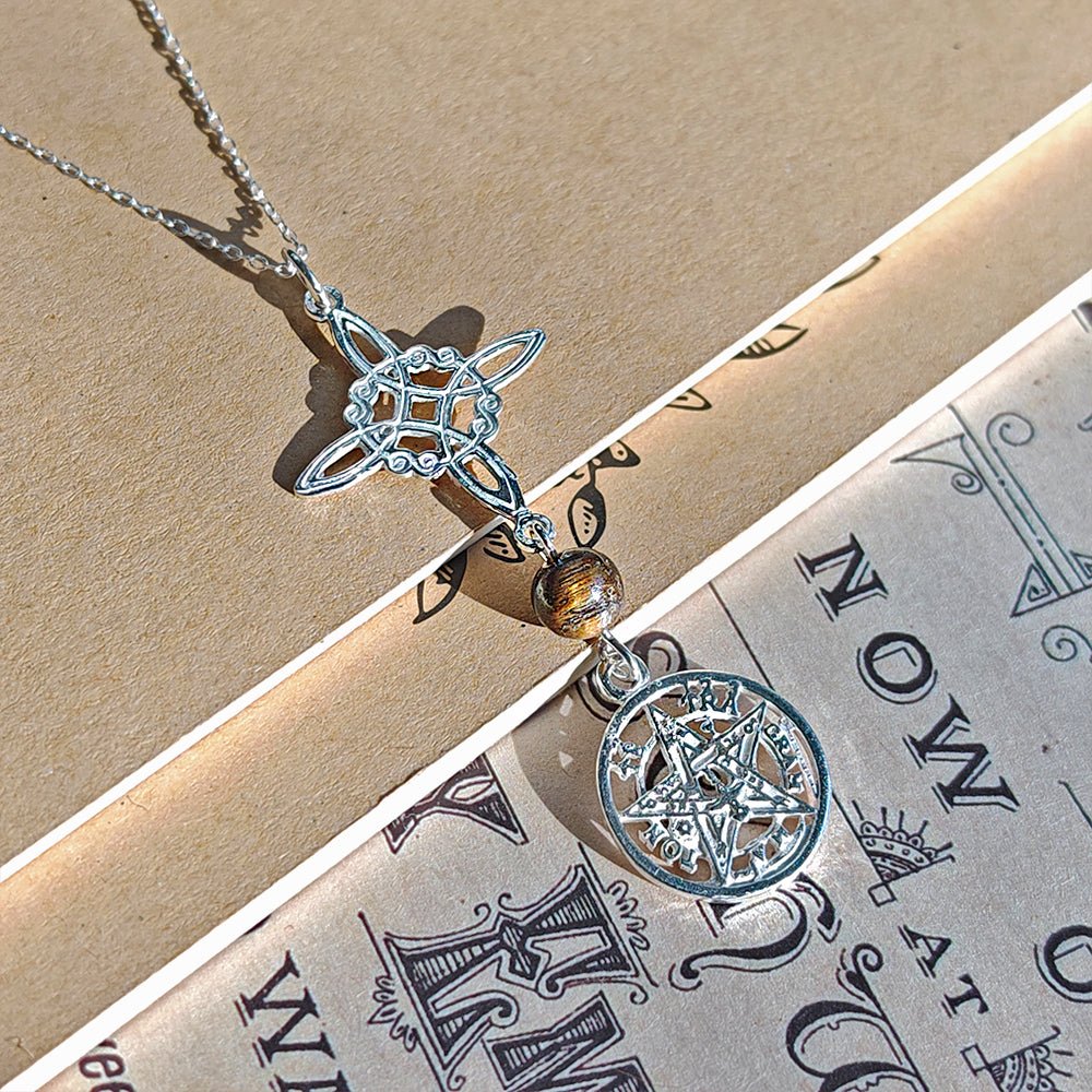 Colgante de plata Nudo de Bruja y Tetragramaton con bola de Ojo de Tigre, estilo místico y elegante.