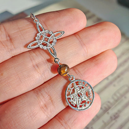 Colgante de plata Nudo de Bruja y Tetragramatón con bola de Ojo de Tigre, estilo místico, en acabado S925.