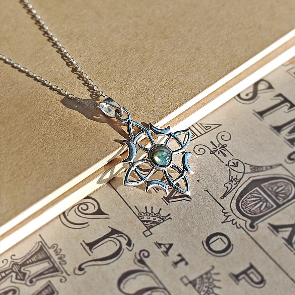 Colgante de plata de ley 925 con nudo de bruja Wicca y abulón, símbolo místico y elegante de Mystical Tienda.