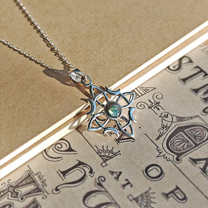 Colgante de plata de ley 925 con nudo de bruja Wicca y abulón, símbolo místico y elegante de Mystical Tienda.