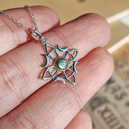Colgante Nudo de Bruja Wicca con Abulón en plata de ley 925, joya mística y elegante para rituales y adornos.