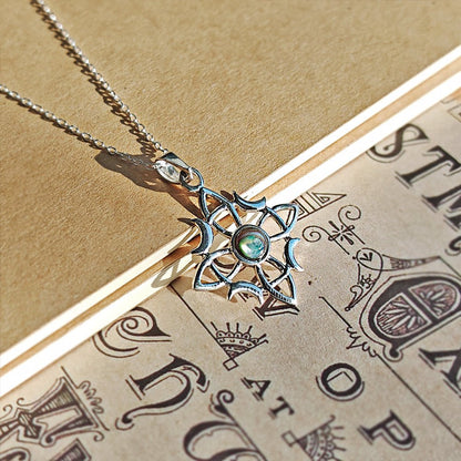 Colgante de plata de ley 925 con nudo de bruja Wicca y abulón, diseñado por Mystical Tienda, muestra detalles artesanales.