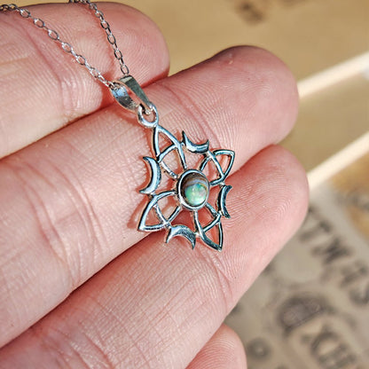 Colgante de plata de ley 925 con nudo de bruja Wicca y abulón, diseño místico y detallado, joya espiritual de Mystical Tienda