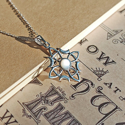 Colgante de plata de ley 925 con nudo de bruja Wicca y nácar, joya mística y elegante.