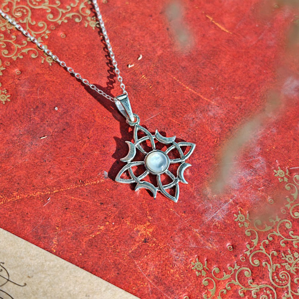 Colgante de plata de ley 925 con nudo de bruja Wicca y nácar, joyería mística y elegante en forma de colgante de plata.