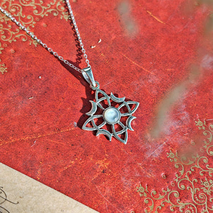 Colgante de plata de ley 925 con nudo de bruja Wicca y nácar, joyería mística y elegante en forma de colgante de plata.