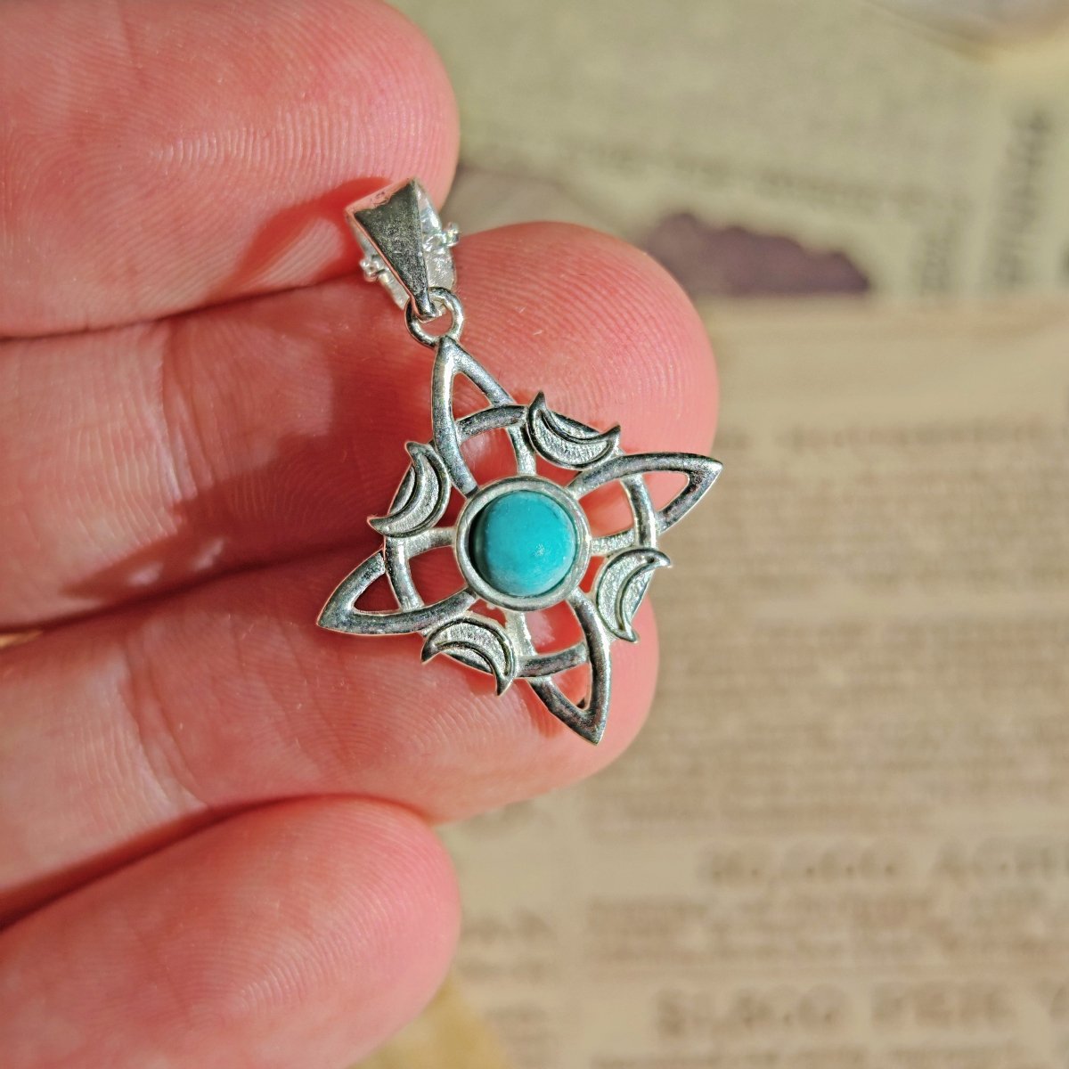 Colgante Nudo de Bruja 'Wicca' Howlita en Plata de Ley 925