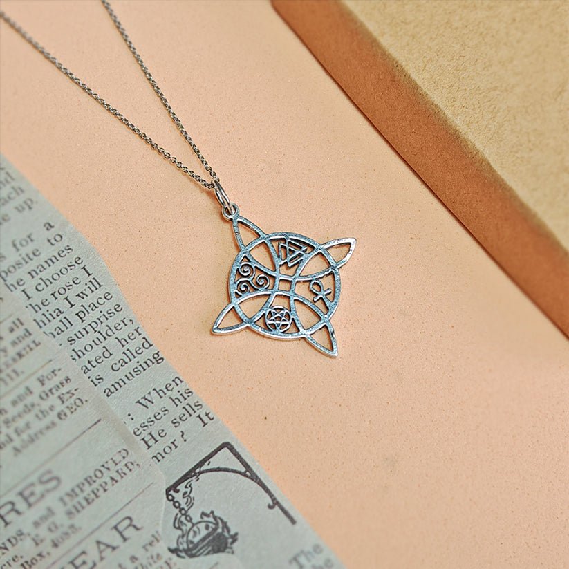 Colgante Nudo de Bruja y Amuletos de la Suerte en Plata de Ley 925