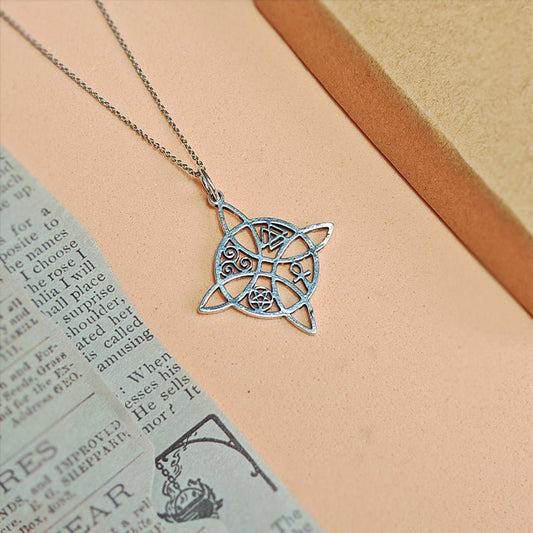 Colgante Nudo de Bruja y Amuletos de la Suerte en Plata de Ley 925