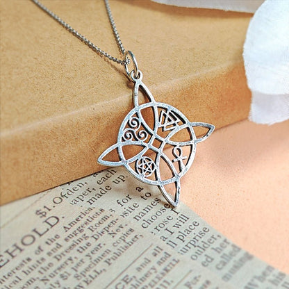 Colgante Nudo de Bruja y Amuletos de la Suerte en Plata de Ley 925